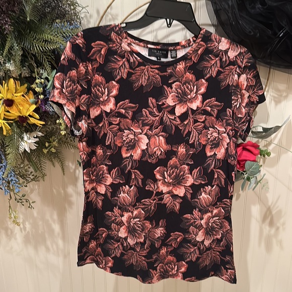 Ted baker fitted top/ In Ted Baker size 3 which is a m/l fitted top - Picture 3 of 3